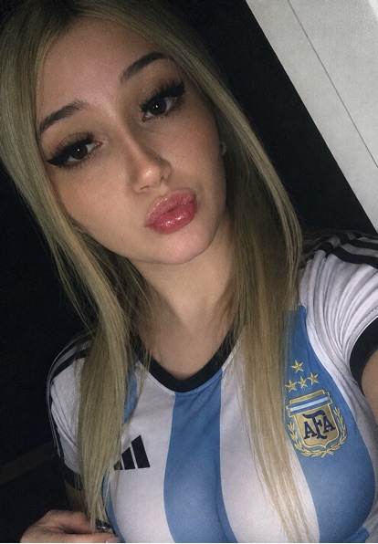 Antonella from Argentina — live video chat with girls on FantasyChat